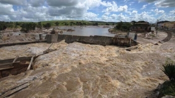 Dam bursting Rio Largo Brazil.jpg