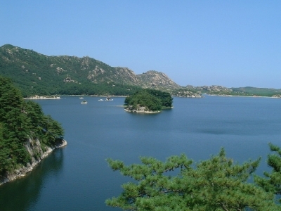 Lake-samilpo-at-geumgangsan.jpg