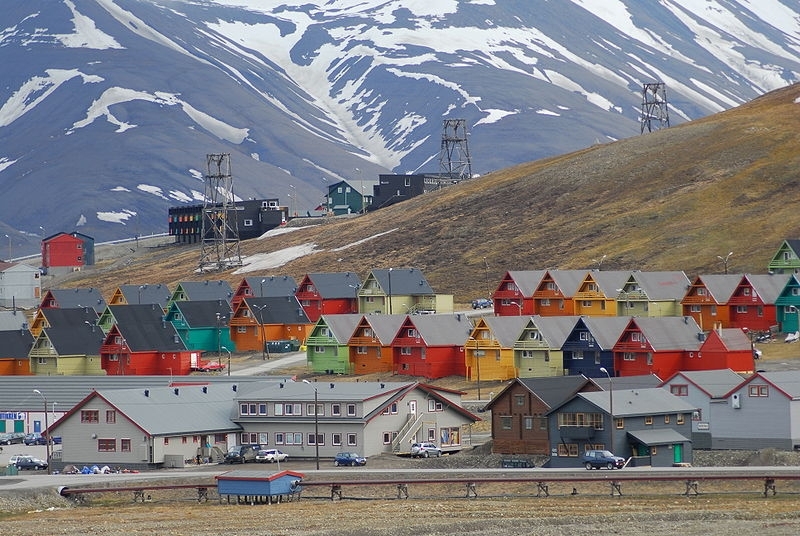 800px-longyearbyen-colourful-homes.jpg