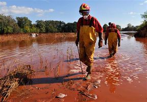 Red-mud-bela szandelszky kolontarhungary.jpg